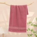 Asciugamano di cotone spesso rosa scuro con trama a onde appeso a una gruccia in legno - Stile A Righe Verticali Rosa