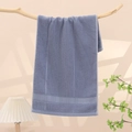 Asciugamano in cotone blu con trama a righe e bordo jacquard appeso a un ramo di legno - Stile A Righe Verticali Grigio