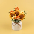 Handgefertigte Häkel-Sonnenblumen und Gänseblümchen im weißen Keramiktopf mit Schleife - Blumenserie - 3 Sonnenblumen Desktop Ornament