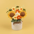Handgefertigter Häkel-Sonnenblumenstrauß in weißer Keramikvase für die Innendekoration - Blumenserie - 2 Sonnenblumen Desktop Ornament