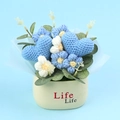 Détail de fleurs en cœur tricotées bleues dans un pot blanc avec texture de fil nette - Bleu