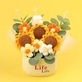Handgestrickter Sonnenblumen und Gänseblümchen Strauß im Cremetopf als Tischdeko - Voller Sonnenblumenstrauß Stil