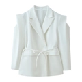 Dettaglio blazer bianco strutturato con spalle scoperte e cintura in vita coordinata - Bianco