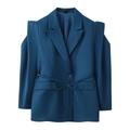 Dettaglio del blazer blu navy con spalline a strati e cintura sottile coordinata - Blu scuro