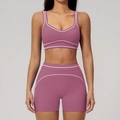 Ensemble de yoga deux pièces mauve avec bordures blanches, brassière et short taille haute - S / Haut Et Bas / Violet Figue