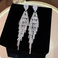 Orecchini a nappa in argento S925 con zirconi scintillanti su velluto nero elegante - E0125 Ago D'argento