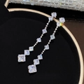 Orecchini a nappa in argento con zirconi quadrati in una scatola di velluto - E0400 Perno S925