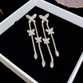 Orecchini a farfalla dorati con nappe e zirconi in una scatola regalo di velluto - E0390 Perno S925
