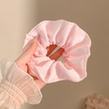Lichtroze stoffen scrunchie met zachte geplooide textuur in de hand gehouden - #3 Roze 4 Lagen Ongeveer 14 Cm
