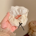 Crème kant haarelastiekje met zwarte stippen en een klein strikje detail - #9 Kaassaus - 11 Cm