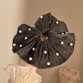 Elegante zwarte scrunchie van geplooide stof met witte faux parel versieringen - #2 Zwarte Parel Geplooide Haarelastiek - 20 Cm