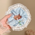 Lichtblauwe bloemen scrunchie met witte kanten rand en kleine stoffen roos - #2 Lichtblauwe Bloemenstrik Voor Haar Ongeveer 12 Cm