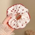 Witte gebloemde kant scrunchie met rode strikjes en contrasterende stiksels - #1 Wit Met Een Bedrukte Strik Ca. 14 Cm