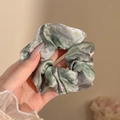 Grote zijden satijnen scrunchie met groen en paars marmerpatroon voor knotjes - #1 Tie-dye Satijn - Groen Ca. 12 Cm