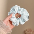 Lichtblauwe bloemen scrunchie met strikpatronen en geweven merklabel erop - #1 Corduroy Haarelastiekje - 55 Cm Lang