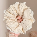 Beige scrunchie met stippen en kanten rand in de hand gehouden voor haarstyling - #1 Witte Kanten Haarelastiek Met Stippen Circa 19 Cm