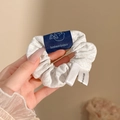 Lichtgrijze katoenen scrunchie met donkerblauwe geborduurde beer en merklabel MOMO - #1 Blauwe Berenhaarelastiek Circa 95 Cm