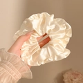 Grote satijnen scrunchie in crème kleur met elegante plooien vastgehouden in hand - #2 Gebroken Wit (ongeveer 15 Cm)