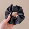 Elegante zwarte zijden satijnen scrunchie met een gladde textuur in de hand - #1 Zwarte Haarelastiek (groot) (ongeveer 12 Cm)