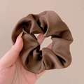 Elegante koffiebruine satijnen scrunchie met zijden textuur en geplooid design - #2 Donkerbruine Haarelastiek (groot) (ongeveer 12 Cm)