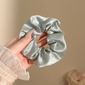Elegante lichtblauwgrijze oversized satijnen scrunchie met glanseffect en plooien - #10 Aoki Groen (ongeveer 11 Cm)