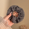 Donkergrijze kanten haarelastiek met zwarte hartjespatronen en geplooide textuur - #5 Hart Grijs 12cm