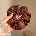 Bruine oversized satijnen haarelastiek met bloemenkant gepresenteerd op de hand - #5 Maillard Bruin 12cm
