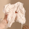 Oversized crèmewitte haarelastiek van bloemenkant met zijden strik en parel - #2 Strikje Vierkante Sjaal Haarelastiek 27cm