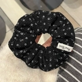 Florale zwarte scrunchie met witte bloemenprint en geweven Hand Made textiel label - 3# Zwarte Corduroy Haarelastiek Met Bloemenprint 12 Cm