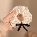 Elegante witte kant scrunchie met een zwarte zijden strik en geborduurde bloemen - #2 Zwarte Scrunchie Met Kanten Strik 12 Cm