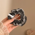 Zwart-wit gestreepte scrunchie met handgemaakt label om een vrouwenpols - #4 Zeezout Gestreept - Zwart 9 Cm