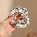 Bloemen kanten haarelastiekje met zwart-witte textuur en handgemaakt label erop - #3 Zeezout Gestreept - Zwart En Wit 9 Cm