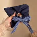 Marineblauwe satijnen scrunchie met blauw-wit geruite strik en gouden bedel detail - #3 Denim Haarelastiek - Geruit Lint 22 Cm