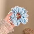 Lichtblauwe scrunchie met witte stippen, kant en kleine strikjes van lint - 4 Blauwe Strikken - 14 Cm
