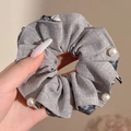 Grijze stoffen scrunchie met witte parels en blauwe bloemendetails aan de binnenkant - #4 Dubbellaagse Parelworst Circa 11 Cm