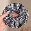 Grote gebloemde scrunchie in donkerblauw met witte bloemetjes en een kanten rand - #3 Lintvormige Dunne Darm Circa 15 Cm