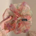 Kleurrijke doorschijnende gaas scrunchie met artistiek tie-dye patroon en label - #1 Roos Geverfd Met Nevelverf Circa 18 Cm
