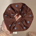 Bruine scrunchie met blauwe stippen en een stoffen label op een warme basis - #2 Bruine Basis Met Grote Blauwe Stippen Dubbellaags Haarelastiek Circa 15 Cm