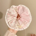 Roze bloemen scrunchie met witte kanten rand en een kleine roze strik decor - #1 Roze En Tweekleurige Haarelastiek Ca. 14 Cm