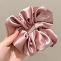 Grote satijnen scrunchie in lotus roze met zachte zijdeglans en elegante plooien - Grote Roze Haarelastiek #6 (ongeveer 13 M)