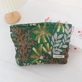 Detail der grünen gesteppten Kosmetiktasche mit Vintage-Blumenmuster und Etikett - Fluoreszierende Kosmos Grün / Große Kosmetiktasche