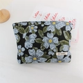 Details der Jacquard-Stoff-Leinwand mit blauem Blumenmuster und Markenetikett - Blau Floral / Große Kosmetiktasche