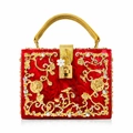 Detail der roten Acryl-Abendtasche mit goldenen Blumen-Filigranen und Kristallen - Rot