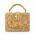 Makroaufnahme der goldenen Blumenschnitzerei und Strasssteine auf der Marmor-Acryl-Clutch - Khaki