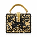 Makro-Detail der Luxus-Abendtasche mit goldenen Blumen-Auschnitten und Kristallen - Schwarz