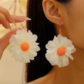 Orecchini pendenti a margherita in tessuto bianco con centro arancione e ganci dorati - Fiore in tessuto di margherita bianca (S363)