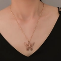 Elegante collar de mariposa en oro rosa con alas caladas y piedra ojo de gato - Oro KC
