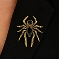 Spilla a ragno dorata gotica con gemme nere sul risvolto di un abito nero elegante - Stile Ragno Oro Antico / Oro Antico