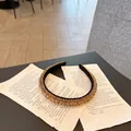 Diadema ancha de lujo con pedrería champán sobre base de metal dorado elegante - Champaña (F036-Gema Champaña)