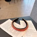 Detalle de diadema de terciopelo con diamantes de imitación rojos y bordes metálicos dorados - Rojo (F036-Rojo)